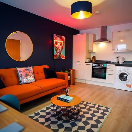 Neon Road At Park House Peterborough City Centre Apartment Buitenkant foto