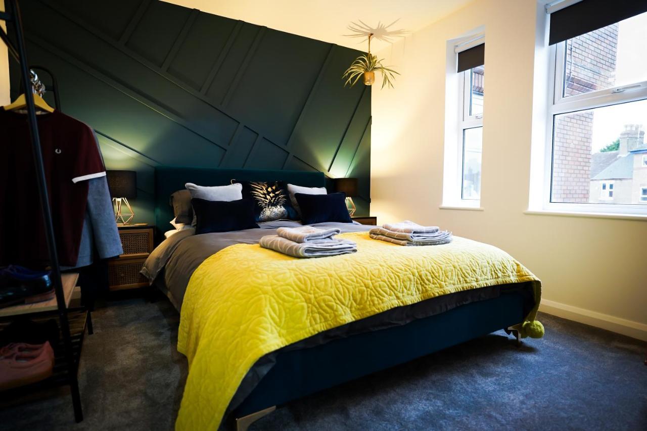 Neon Road At Park House Peterborough City Centre Apartment Buitenkant foto