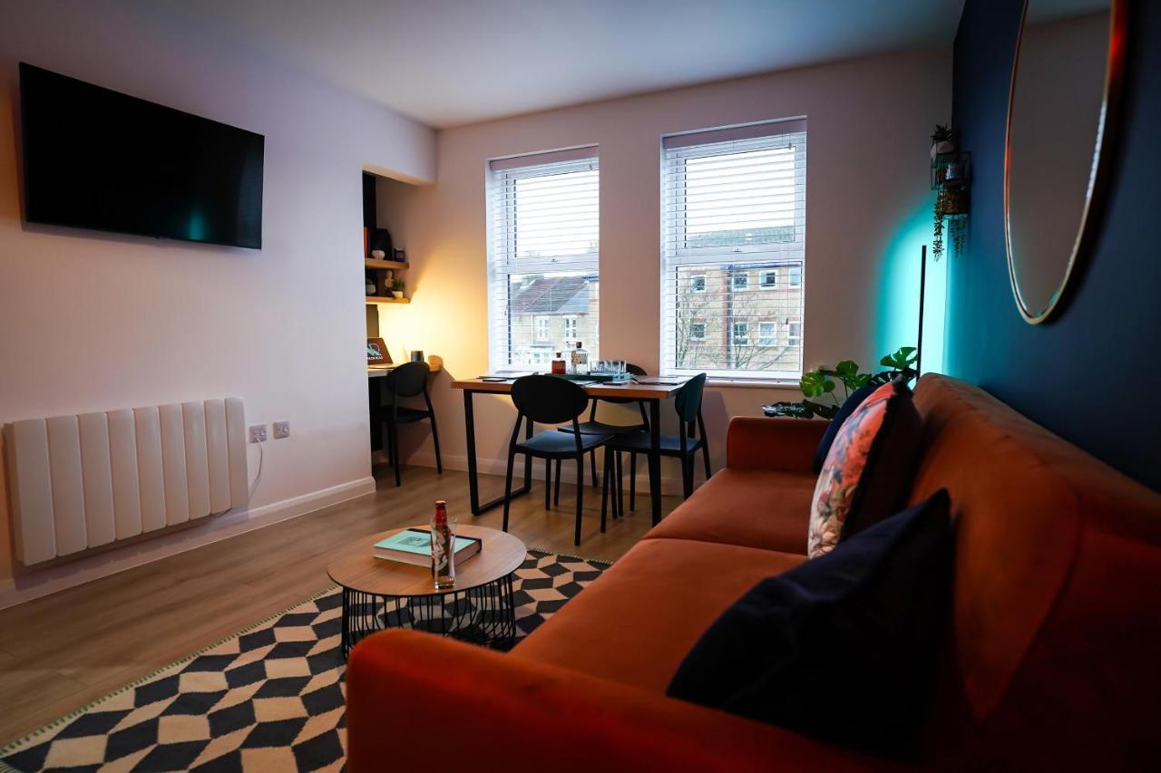 Neon Road At Park House Peterborough City Centre Apartment Buitenkant foto