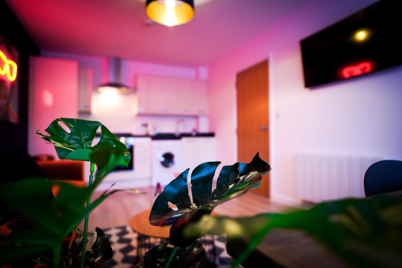 Neon Road At Park House Peterborough City Centre Apartment Buitenkant foto
