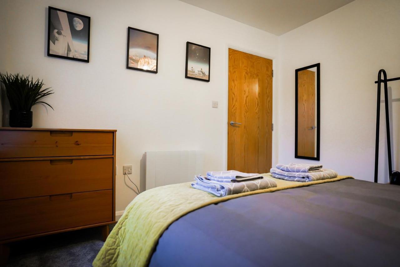 Neon Road At Park House Peterborough City Centre Apartment Buitenkant foto