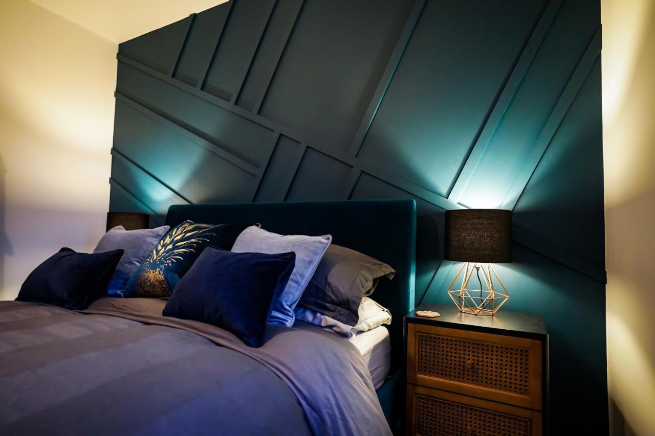 Neon Road At Park House Peterborough City Centre Apartment Buitenkant foto