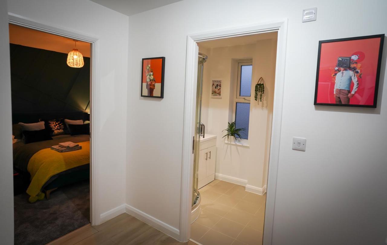 Neon Road At Park House Peterborough City Centre Apartment Buitenkant foto