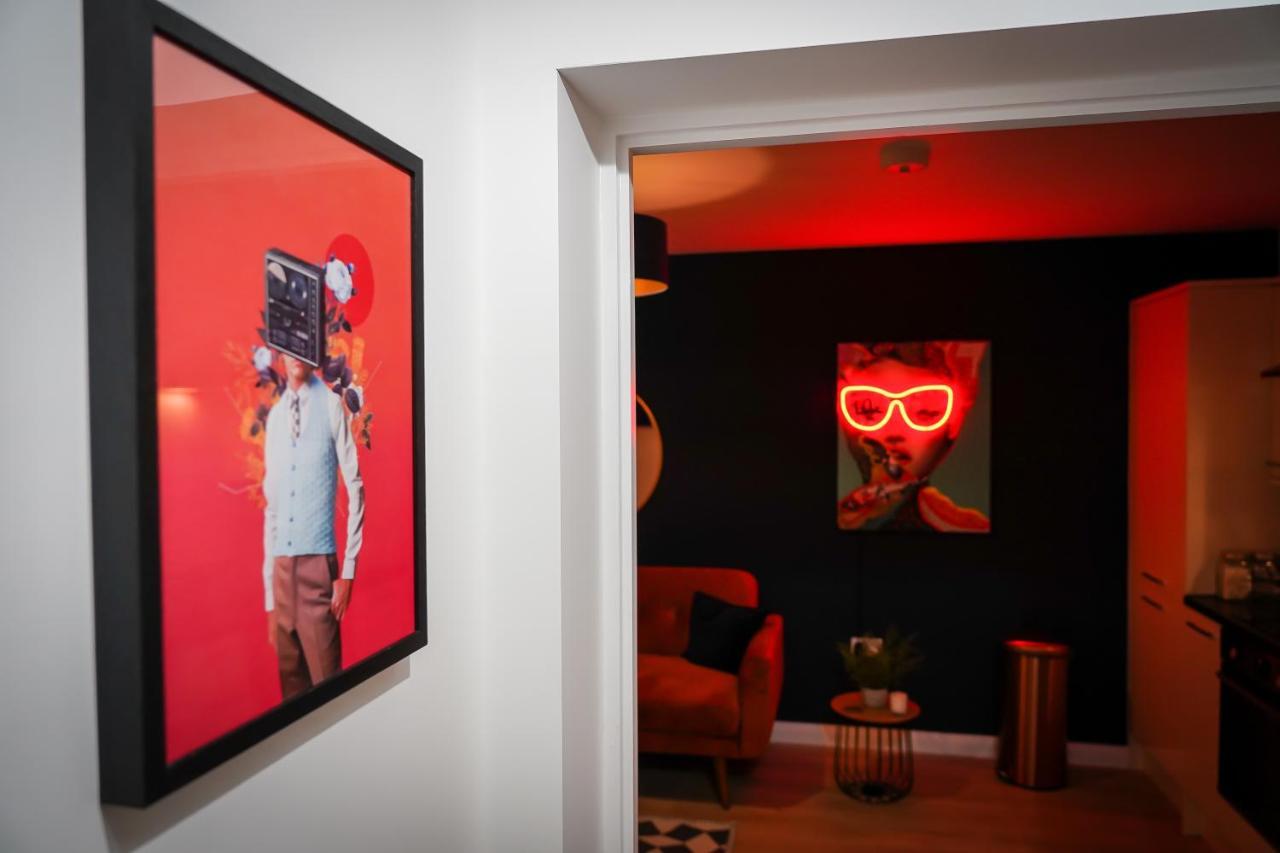 Neon Road At Park House Peterborough City Centre Apartment Buitenkant foto