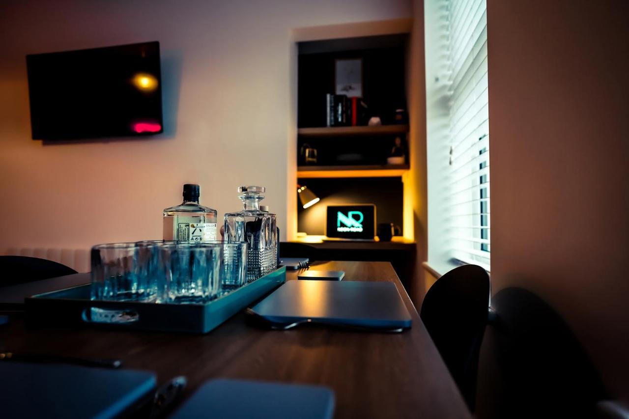Neon Road At Park House Peterborough City Centre Apartment Buitenkant foto
