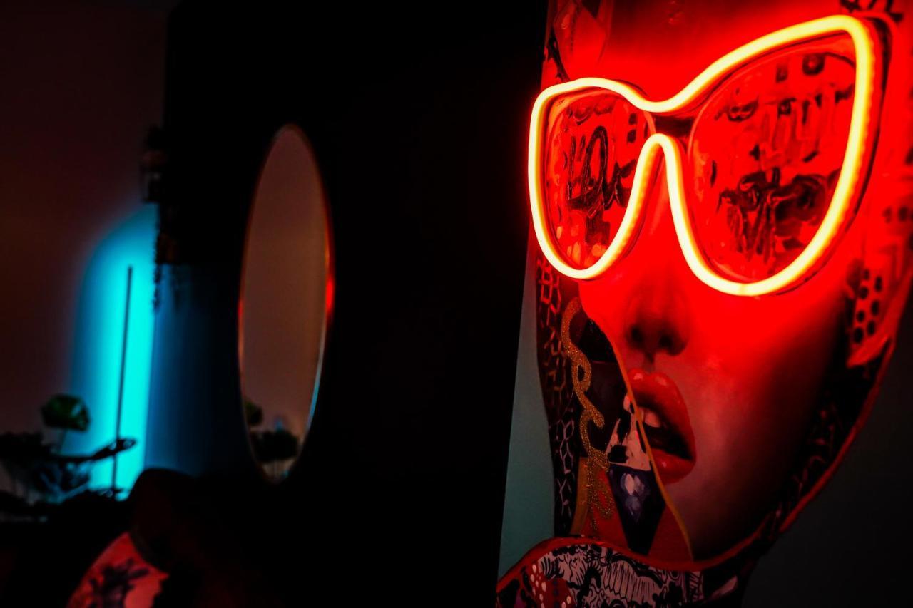 Neon Road At Park House Peterborough City Centre Apartment Buitenkant foto