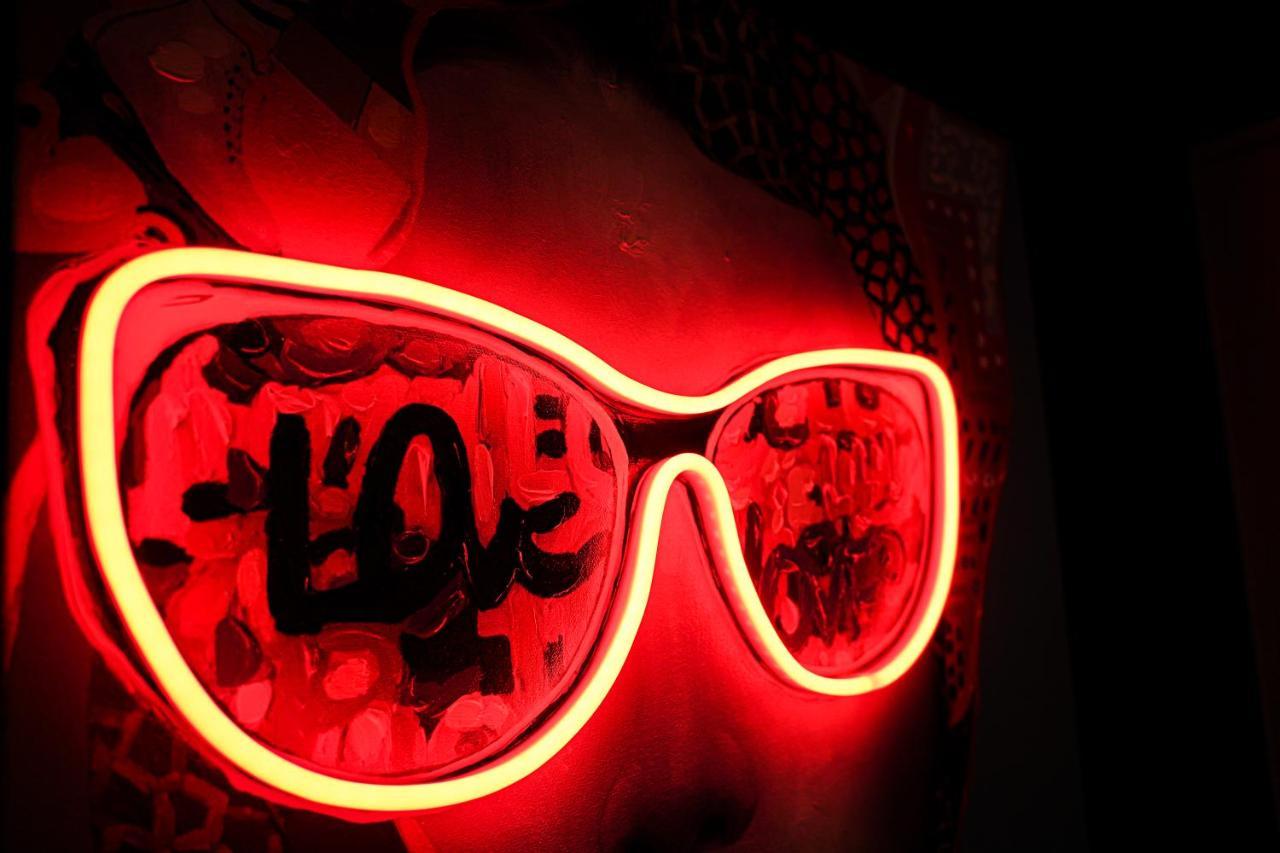 Neon Road At Park House Peterborough City Centre Apartment Buitenkant foto